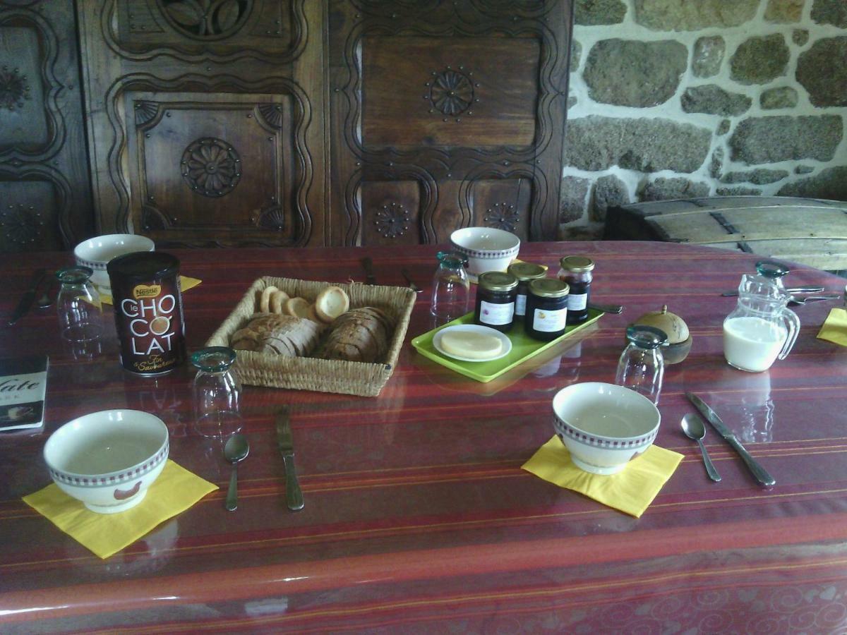 La Roche Bed and Breakfast Saint-Etienne-en-Cogles Exteriör bild