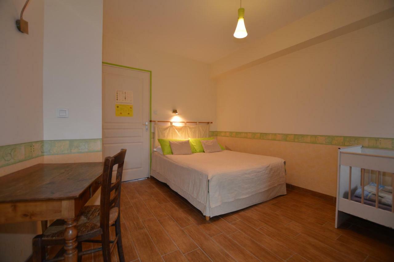 La Roche Bed and Breakfast Saint-Etienne-en-Cogles Exteriör bild